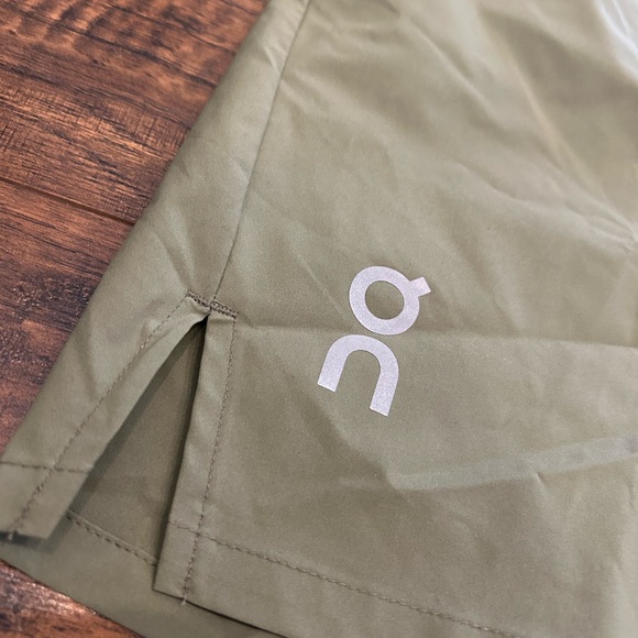 NWT 🍃 MENS ON Cloud Running Green Essential Shorts Lined - Picture 3 of 6